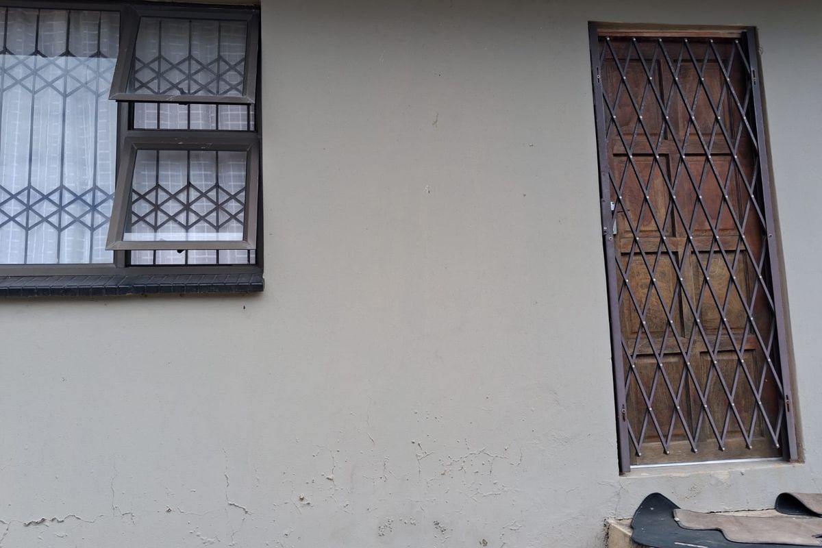 Affordable & Spacious Bachelor Flat – Summerpride  - on shared property - Photo 2