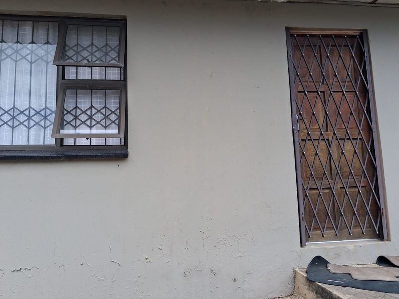 Affordable & Spacious Bachelor Flat – Summerpride  - on shared property - Photo 2