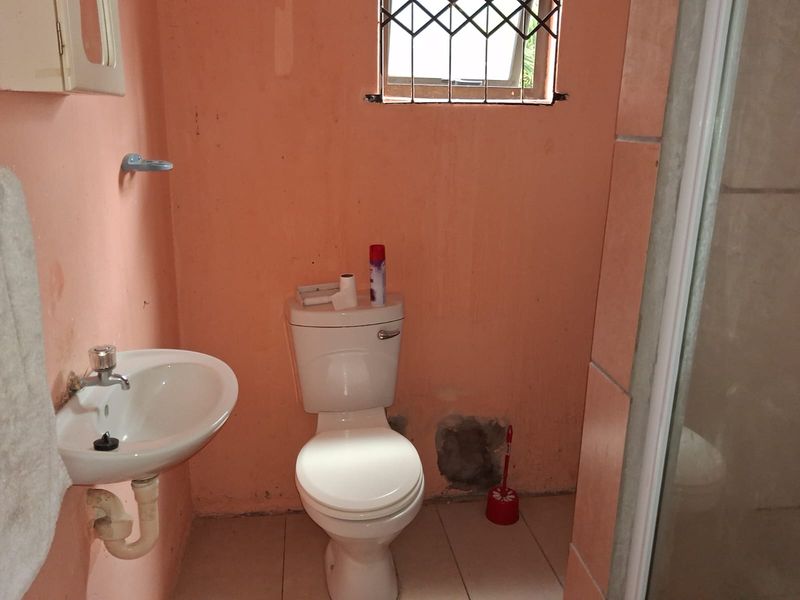 Affordable & Spacious Bachelor Flat – Summerpride  - on shared property - Photo 5