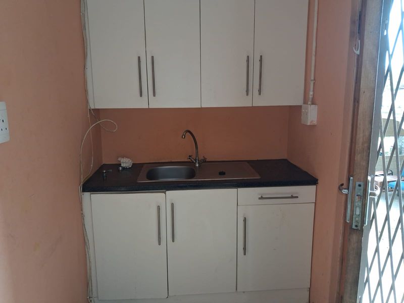 Affordable & Spacious Bachelor Flat – Summerpride  - on shared property - Photo 4