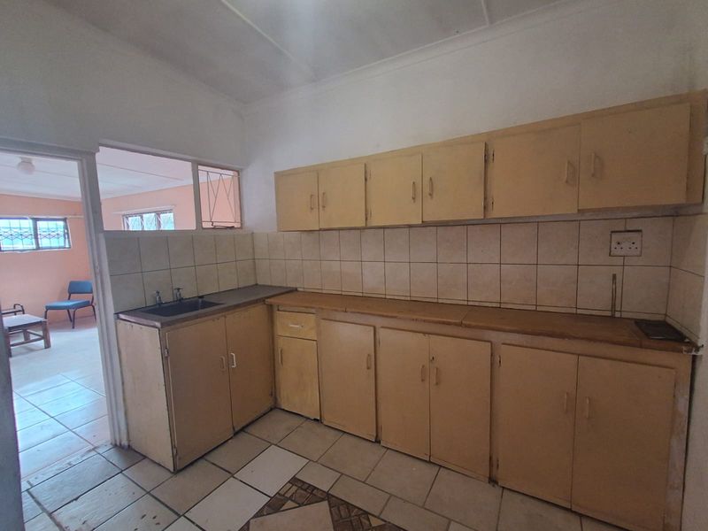 Spacious 1-Bedroom Standalone Flat No.2 on shared property – Summerpride Available 1st February 2026 - Photo 8