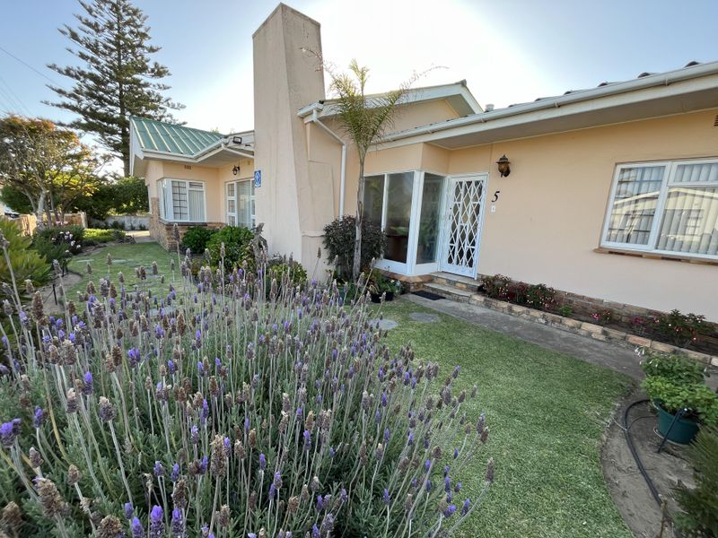 Lovely Home on Double Erf - Photo 4