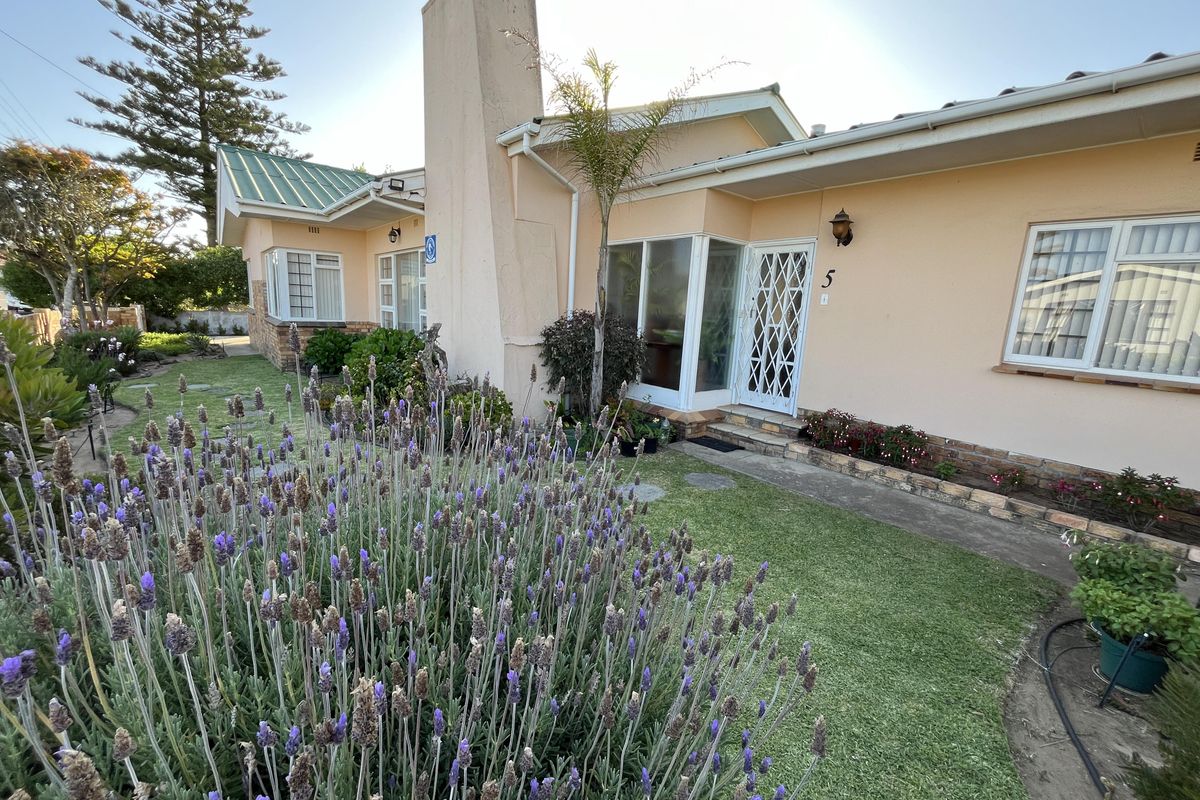 Lovely Home on Double Erf - Photo 4