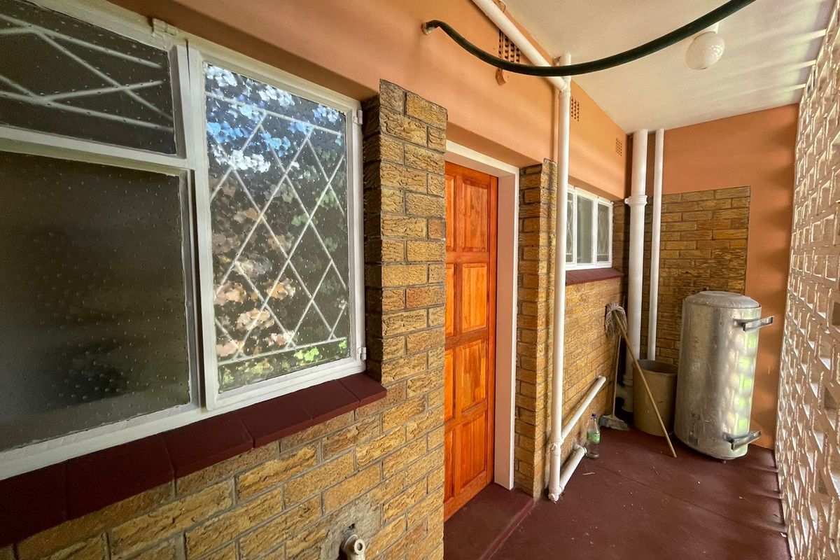 Stunning 2-bedroom apartment for sale in Vanderbijlpark CW 1 – modern living with great amenities! - Photo 2