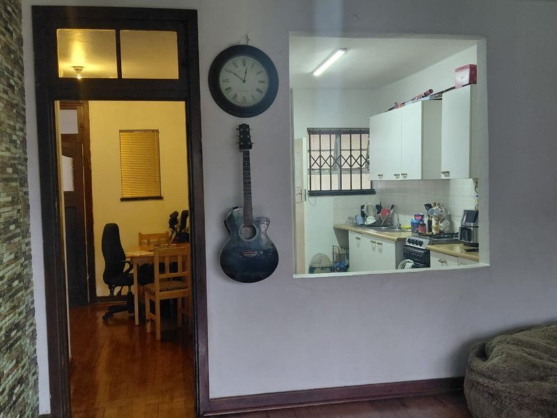 Charming Ground Floor Apartment with Garage in Sought-After Area - Photo 5