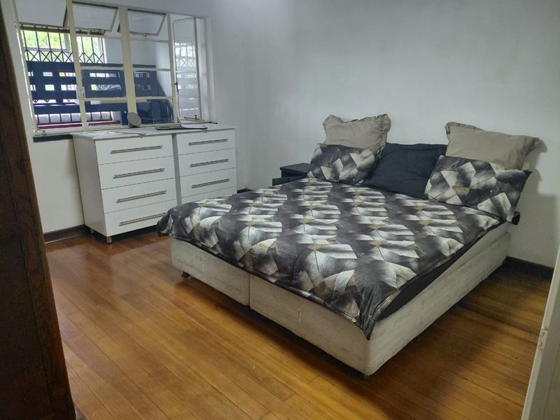 Charming Ground Floor Apartment with Garage in Sought-After Area - Photo 8