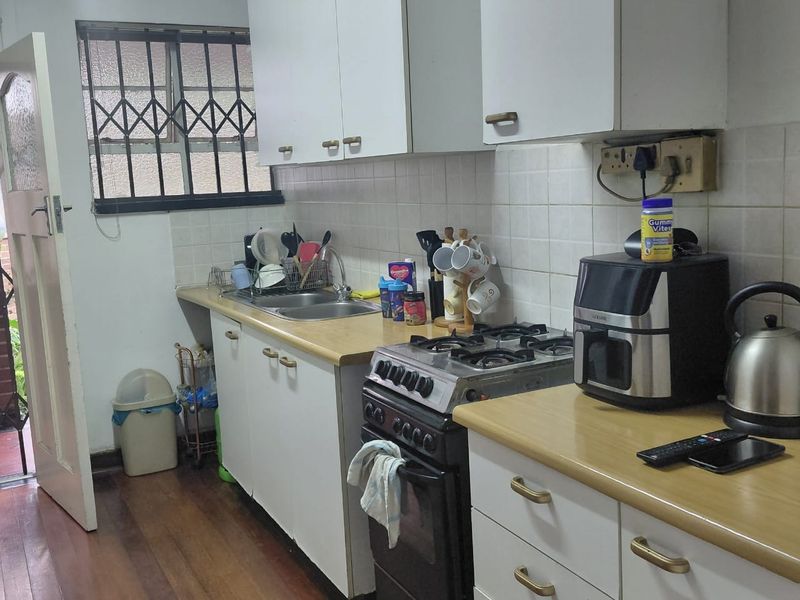 Charming Ground Floor Apartment with Garage in Sought-After Area - Photo 6