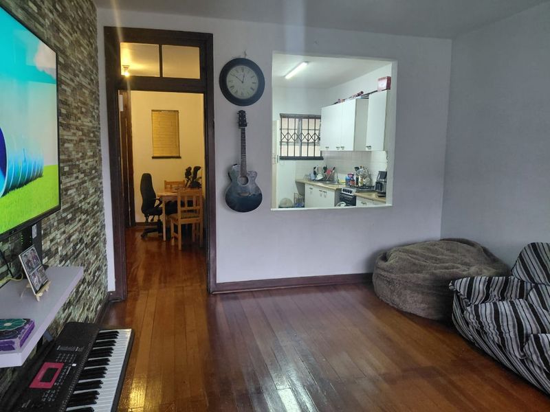 Charming Ground Floor Apartment with Garage in Sought-After Area - Photo 3