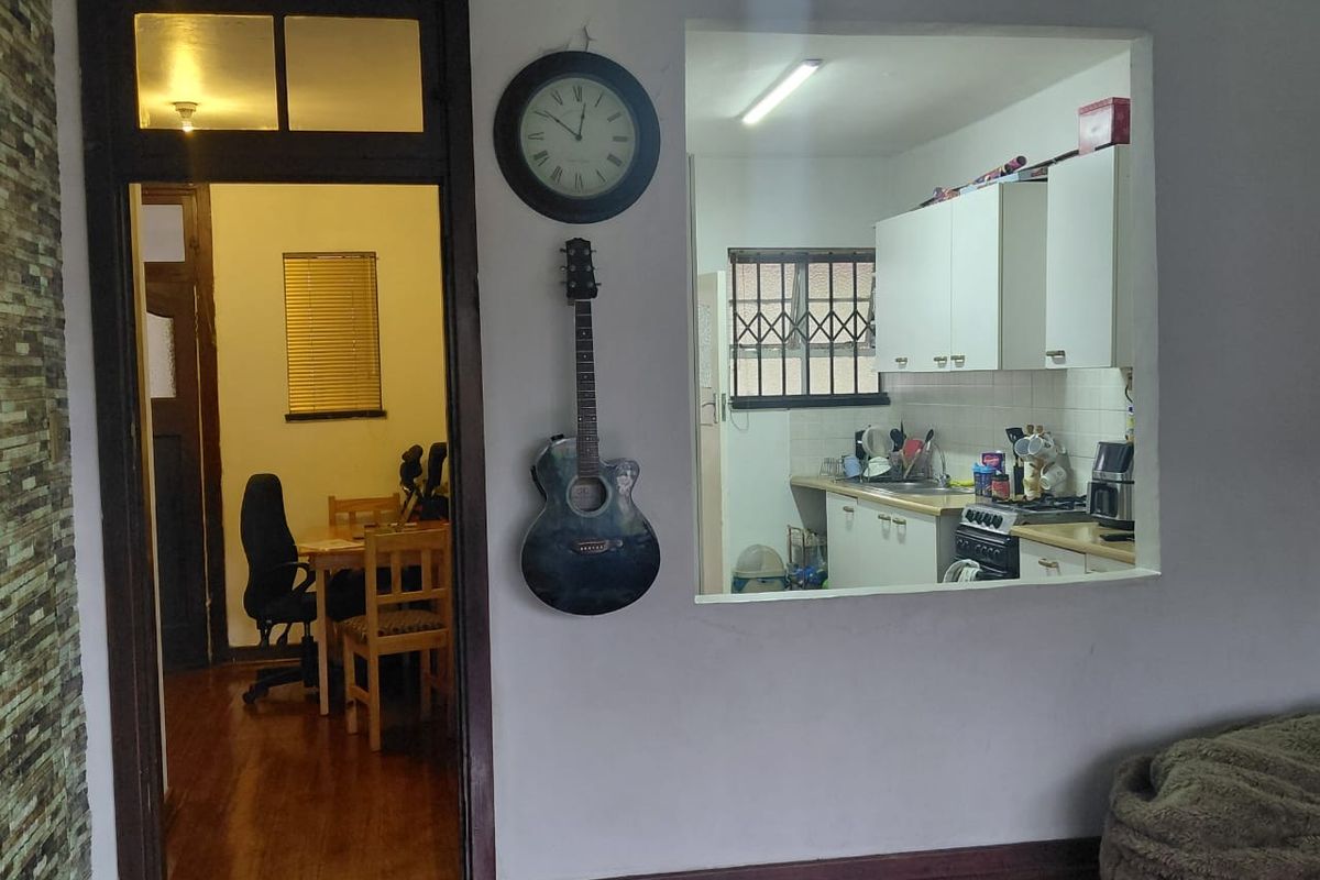 Charming Ground Floor Apartment with Garage in Sought-After Area - Photo 5