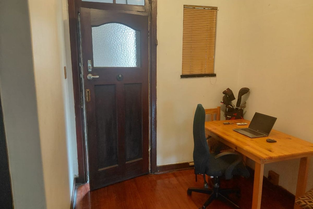 Charming Ground Floor Apartment with Garage in Sought-After Area - Photo 4