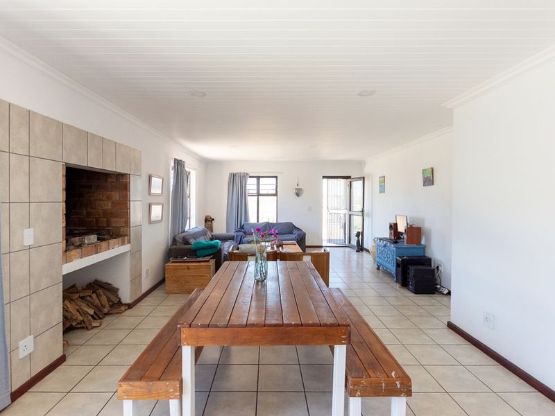 🏡 3-Bedroom Coastal Home with Tenant in Place | Ideal Investment | Laaiplek - Photo 2