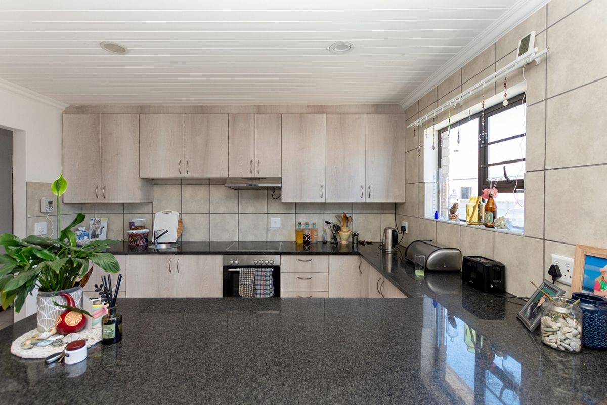 🏡 3-Bedroom Coastal Home with Tenant in Place | Ideal Investment | Laaiplek - Photo 5