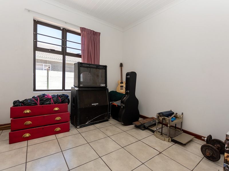 🏡 3-Bedroom Coastal Home with Tenant in Place | Ideal Investment | Laaiplek - Photo 8