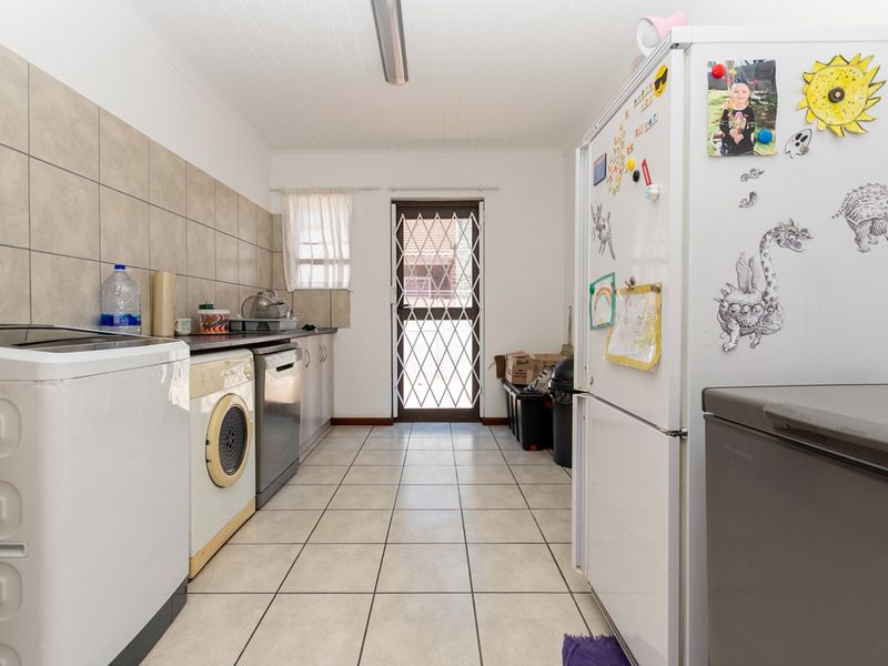 🏡 3-Bedroom Coastal Home with Tenant in Place | Ideal Investment | Laaiplek - Photo 7