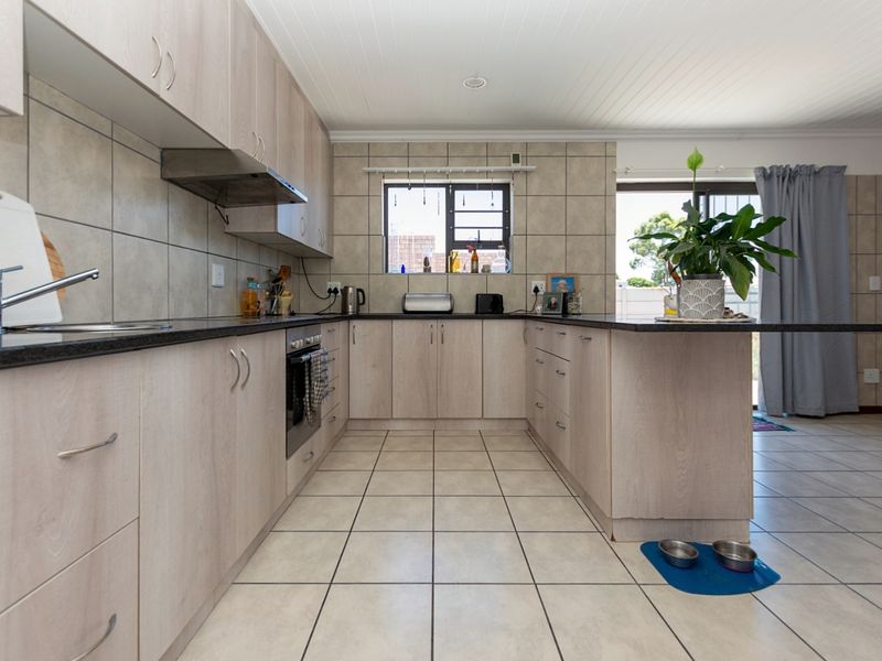 🏡 3-Bedroom Coastal Home with Tenant in Place | Ideal Investment | Laaiplek - Photo 6