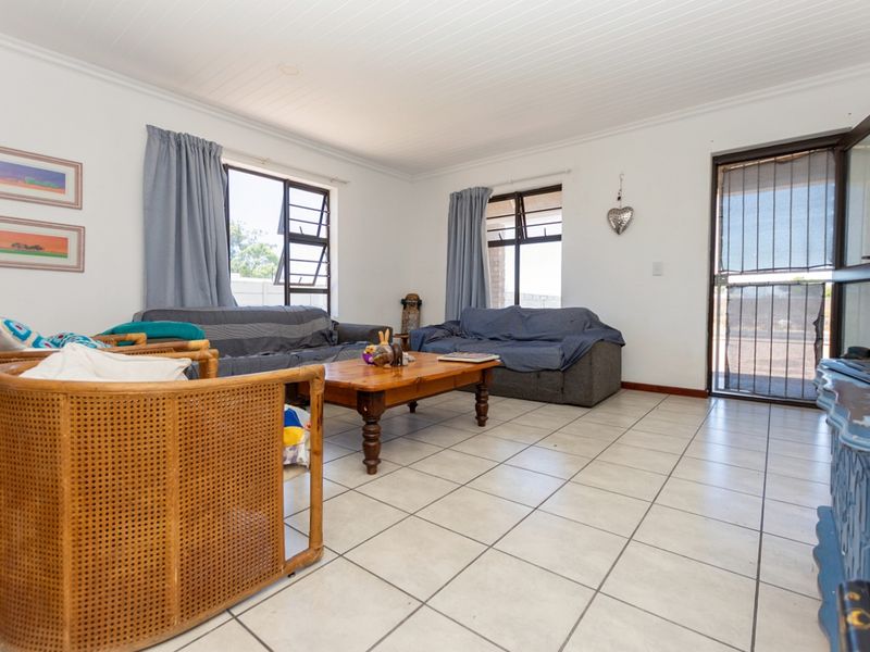 🏡 3-Bedroom Coastal Home with Tenant in Place | Ideal Investment | Laaiplek - Photo 3