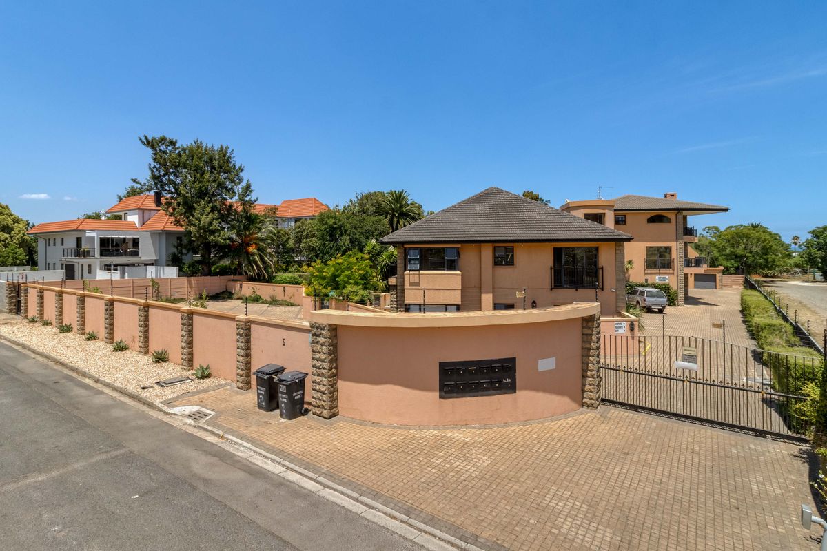 Prime Central Location Meets Resort-Style Living in Southey's Manor - Photo 2