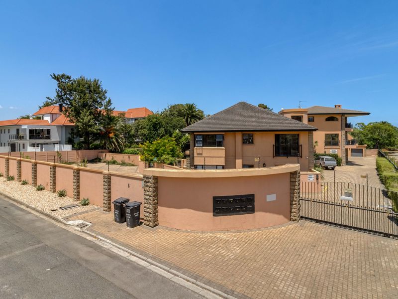 Prime Central Location Meets Resort-Style Living in Southey's Manor - Photo 2