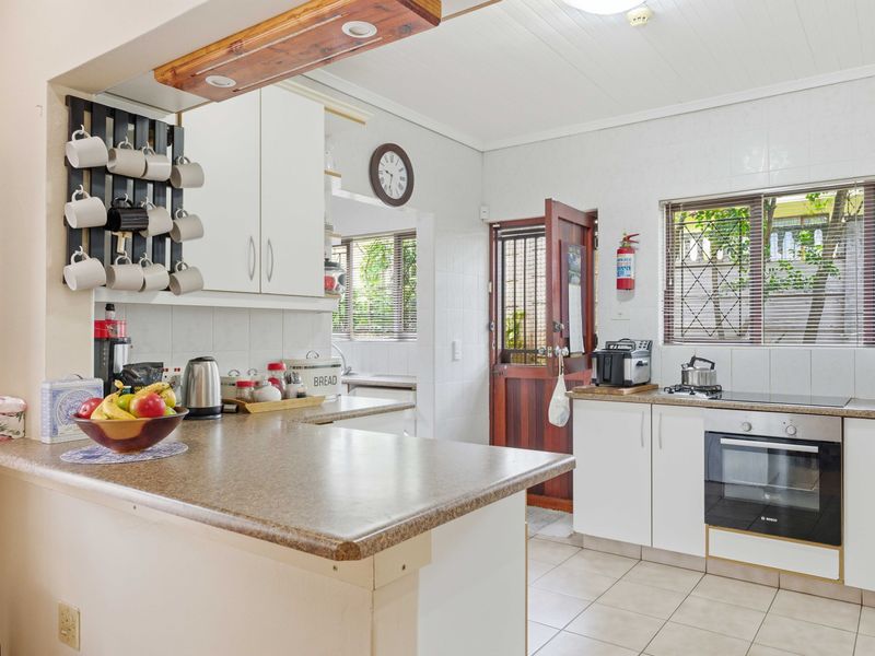 Spacious Family Home with Pool, Jacuzzi & Granny Flat - Photo 3