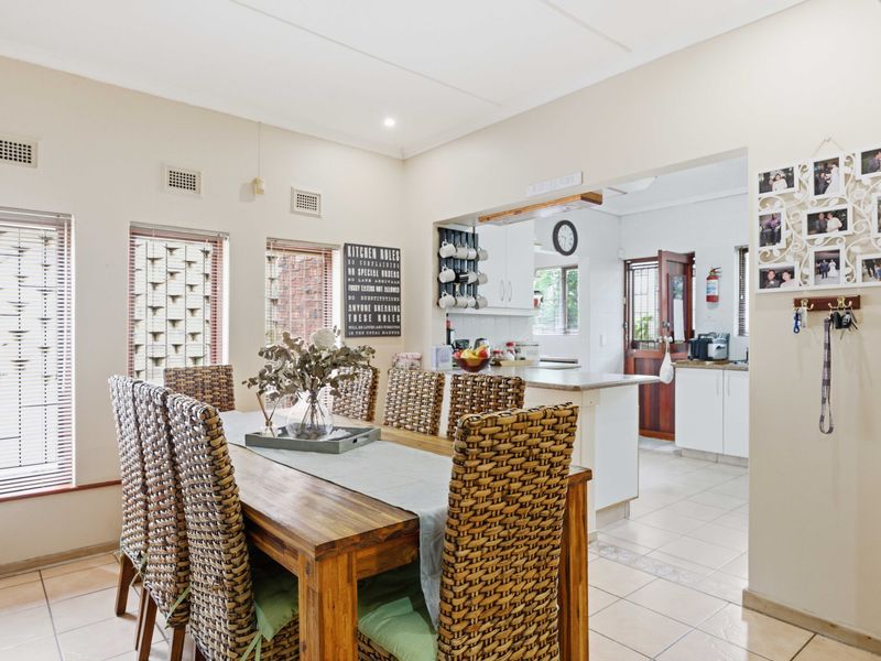 Spacious Family Home with Pool, Jacuzzi & Granny Flat - Photo 5