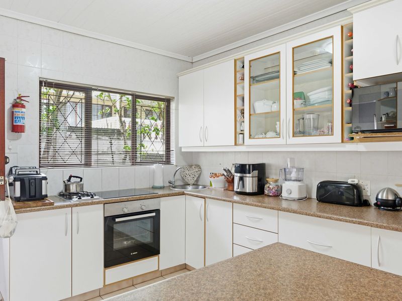 Spacious Family Home with Pool, Jacuzzi & Granny Flat - Photo 4