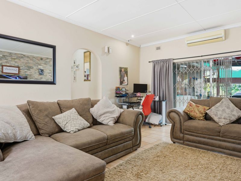 Spacious Family Home with Pool, Jacuzzi & Granny Flat - Photo 9