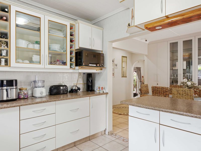 Spacious Family Home with Pool, Jacuzzi & Granny Flat - Photo 2