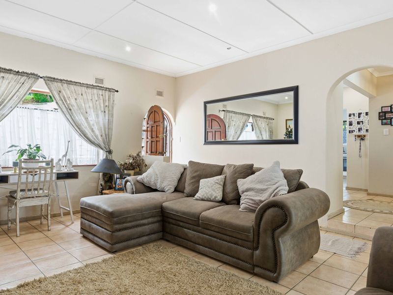 Spacious Family Home with Pool, Jacuzzi & Granny Flat - Photo 8