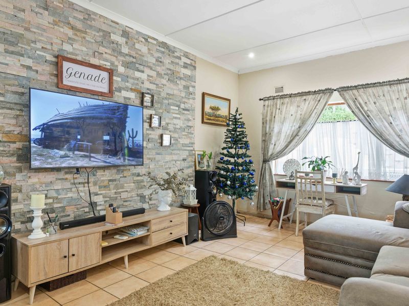 Spacious Family Home with Pool, Jacuzzi & Granny Flat - Photo 7