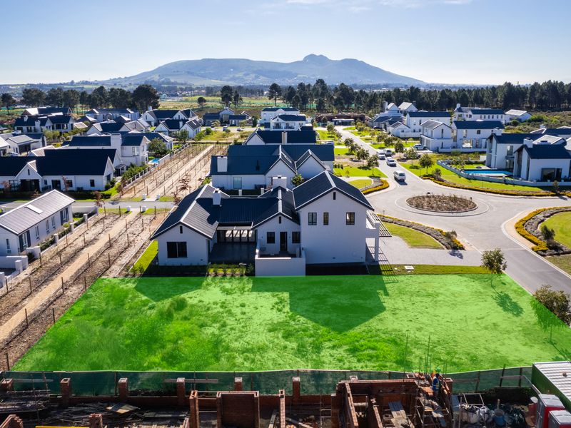 Be inspired by mountain views and vineyards. - Photo 3