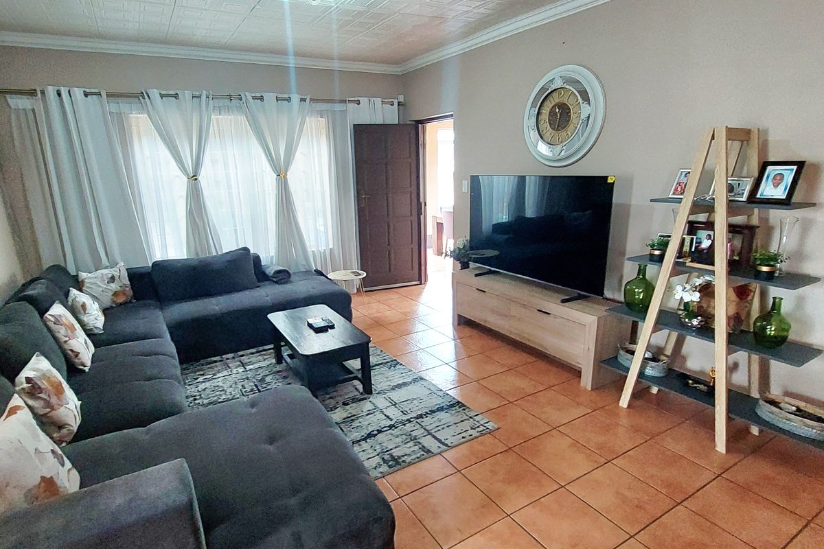 Lovely Home in sought after Estate ready to make yours! - Photo 2