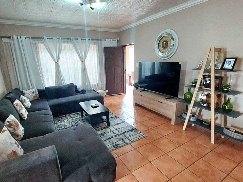 Lovely Home in sought after Estate ready to make yours! - Photo 2