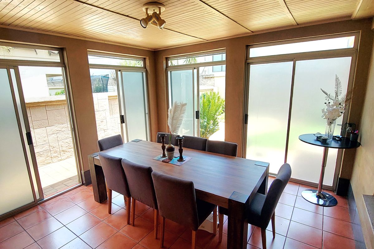 Lovely Home in sought after Estate ready to make yours! - Photo 4