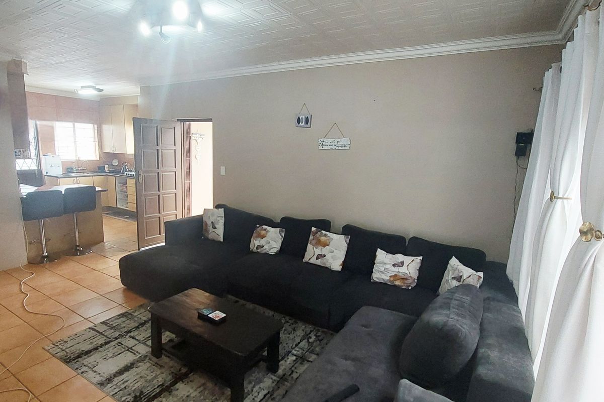 Lovely Home in sought after Estate ready to make yours! - Photo 5