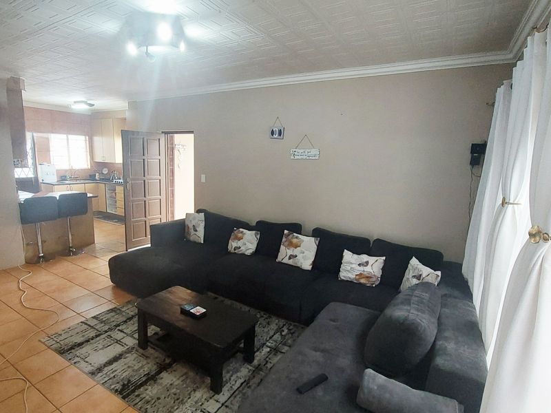 Lovely Home in sought after Estate ready to make yours! - Photo 5