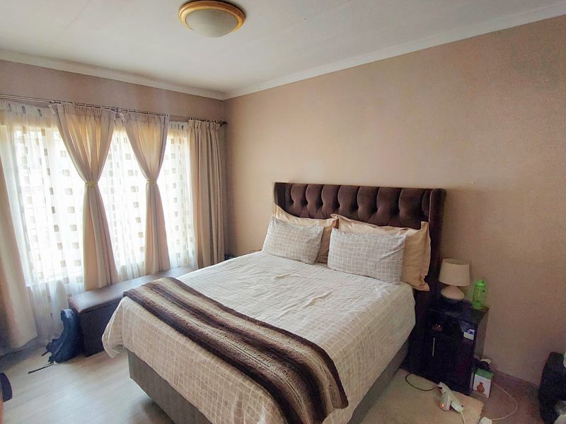 Lovely Home in sought after Estate ready to make yours! - Photo 9