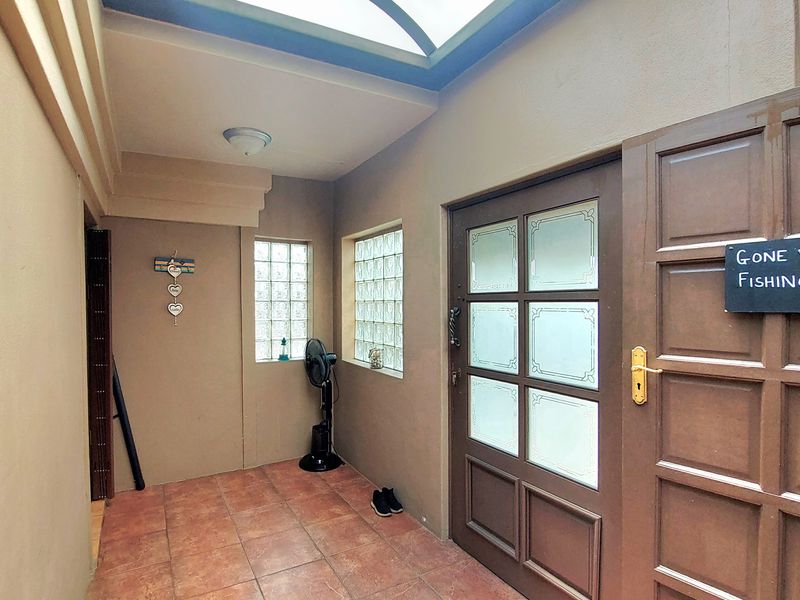 Lovely Home in sought after Estate ready to make yours! - Photo 8