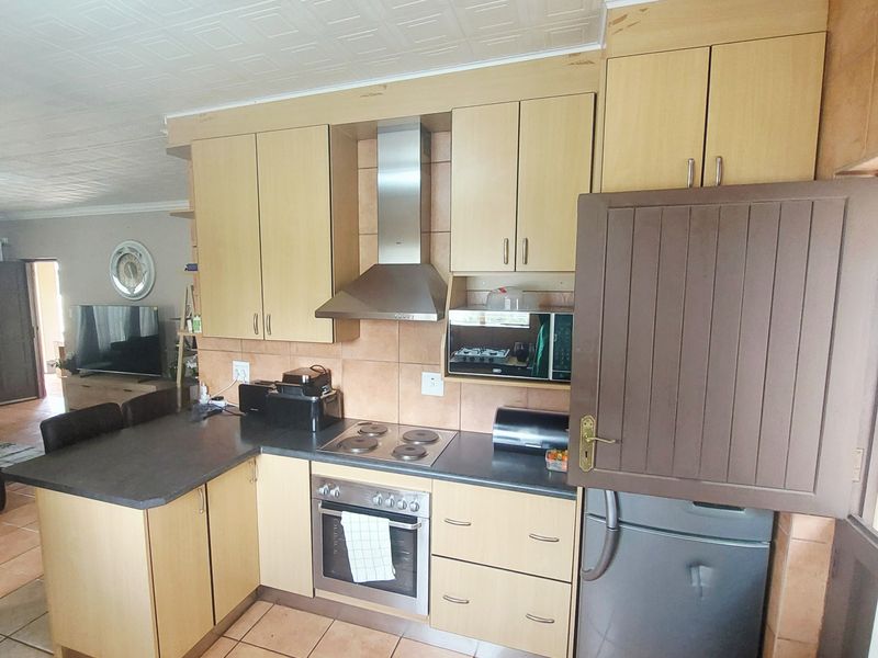 Lovely Home in sought after Estate ready to make yours! - Photo 6