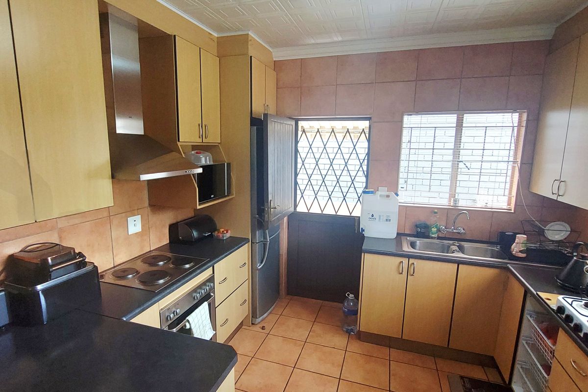 Lovely Home in sought after Estate ready to make yours! - Photo 3