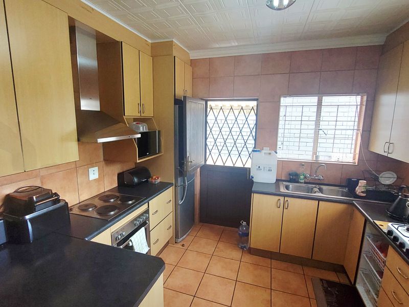 Lovely Home in sought after Estate ready to make yours! - Photo 3
