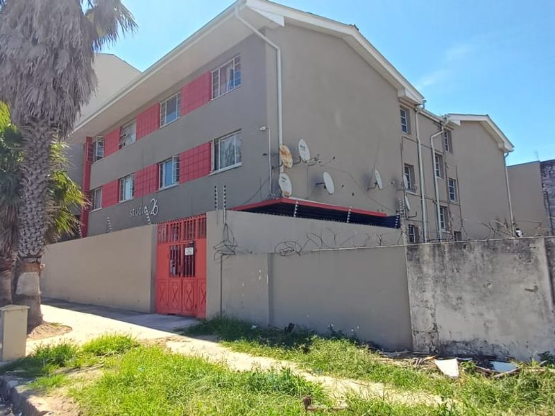 Bachelor Flat For Sale – Quigney - Photo 5