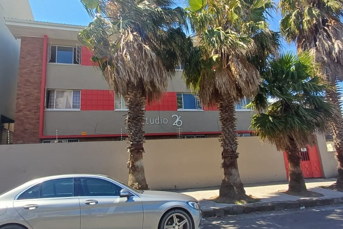 Bachelor Flat For Sale – Quigney - Photo 2