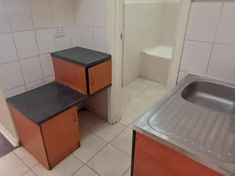 Bachelor Flat For Sale – Quigney - Photo 10