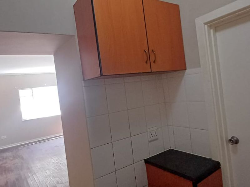 Bachelor Flat For Sale – Quigney - Photo 7