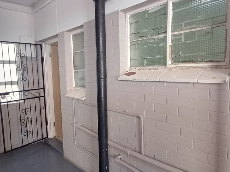 Bachelor Flat For Sale – Quigney - Photo 6