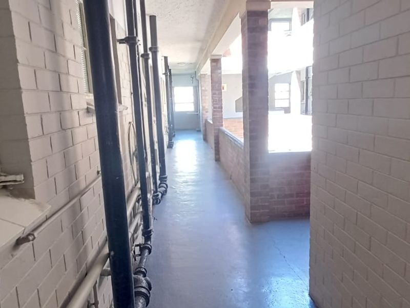 Bachelor Flat For Sale – Quigney - Photo 8