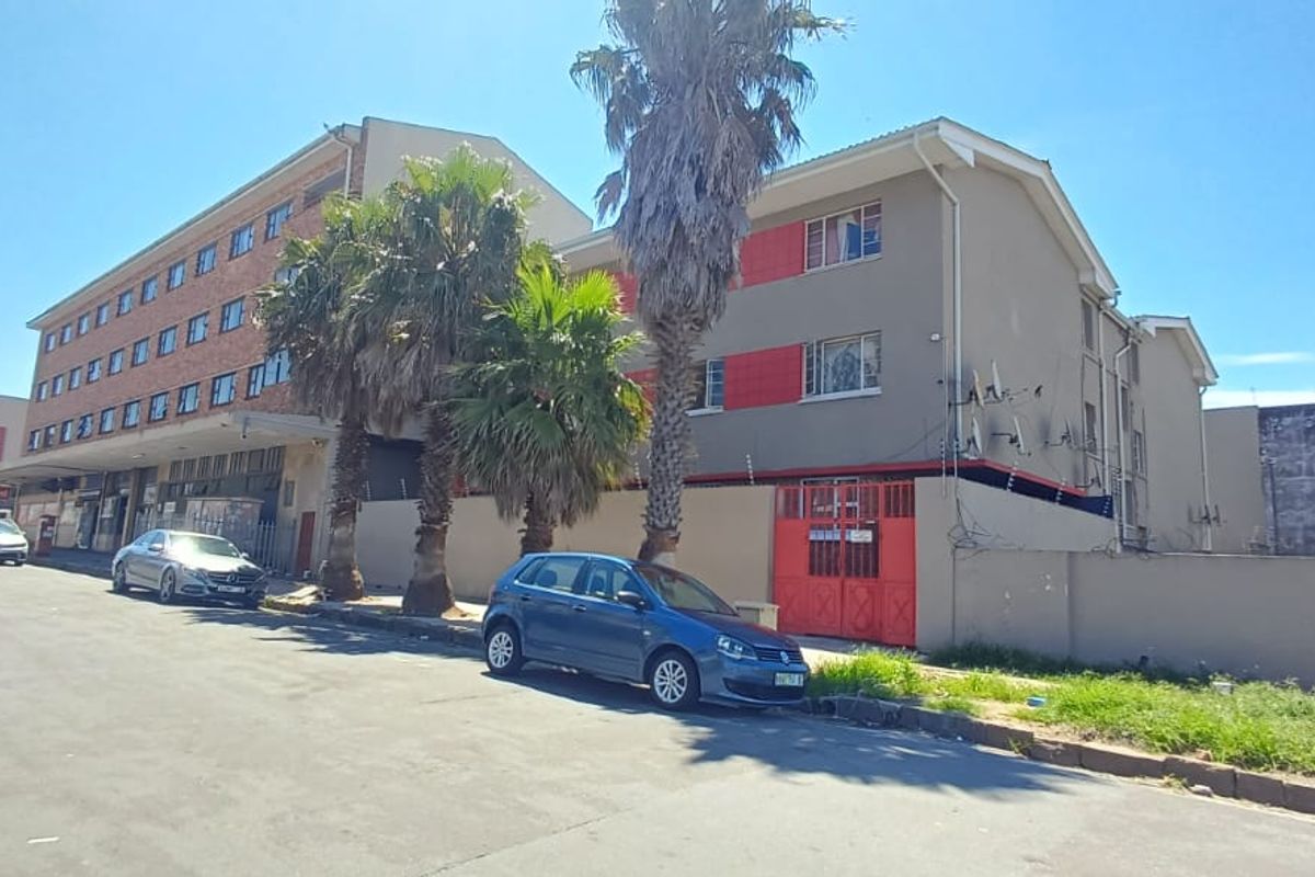 Bachelor Flat For Sale – Quigney - Photo 3