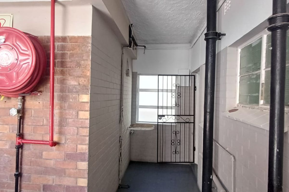 Bachelor Flat For Sale – Quigney - Photo 4