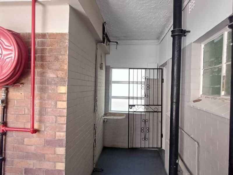 Bachelor Flat For Sale – Quigney - Photo 4