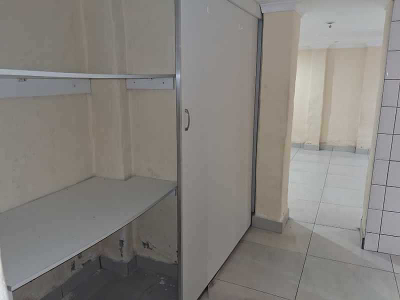 Spacious Poolside Flat in Summerpride – Shared property - Photo 10